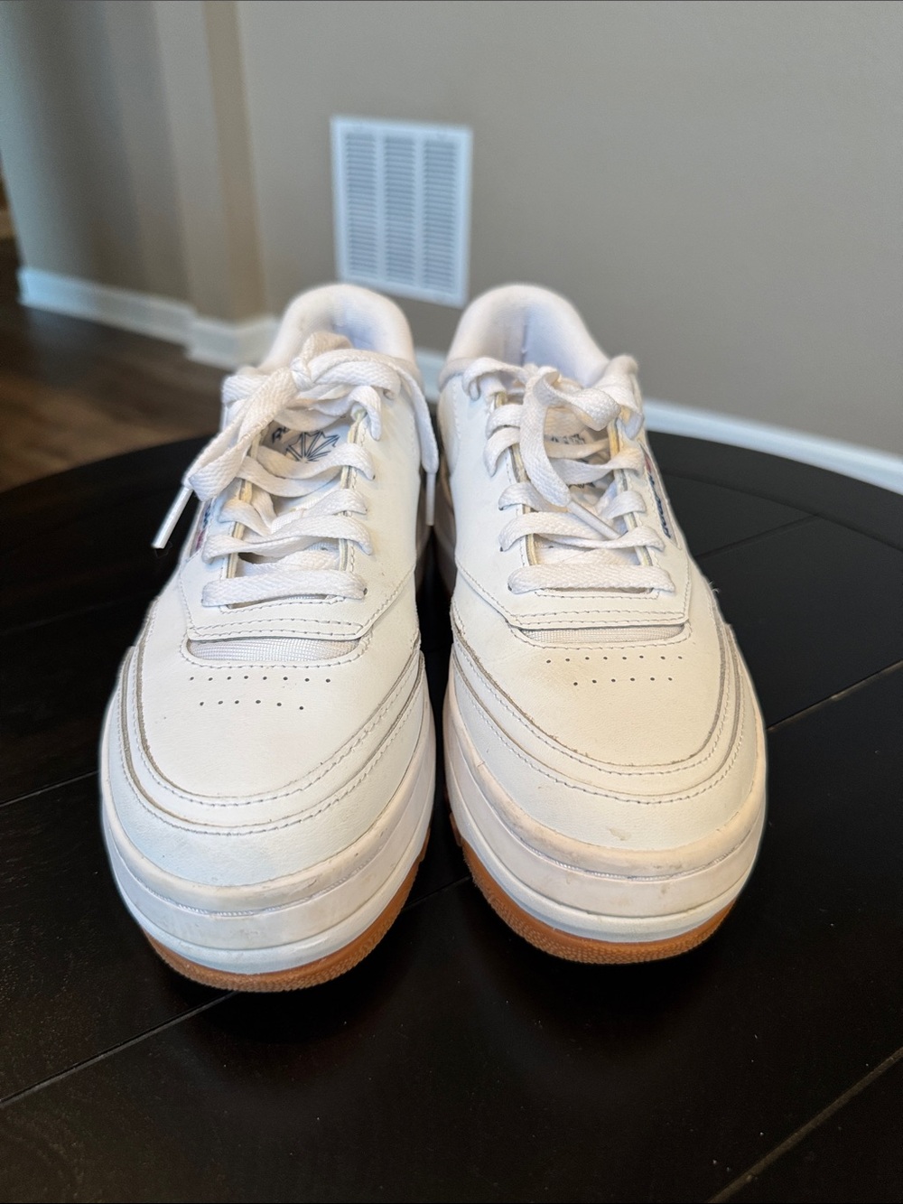 Reebok White Platform Sneakers Gum Sole Women’s Size 8 Excellent Condition